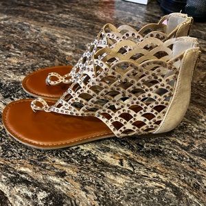 Very comfortable cute Zigisoho sandals. Women’s Size 8. Great condition.